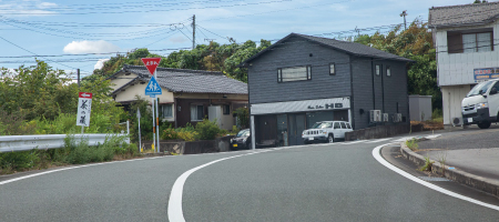 突き当り　左折　車で1分